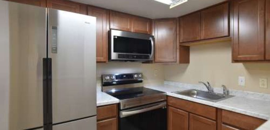 UPDATED KITCHEN!!! 2BR 1BA in Windmill Point. Waterford Lakes/UCF area. ALL TILE FLOORS, Community Pool!