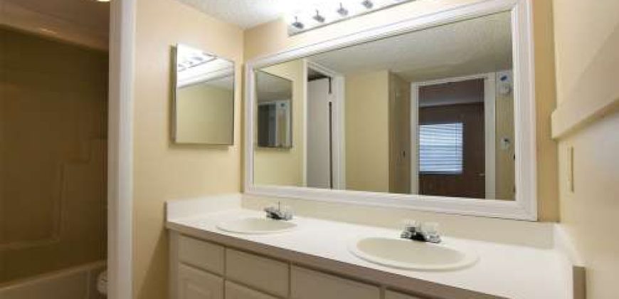 UPDATED KITCHEN!!! 2BR 1BA in Windmill Point. Waterford Lakes/UCF area. ALL TILE FLOORS, Community Pool!