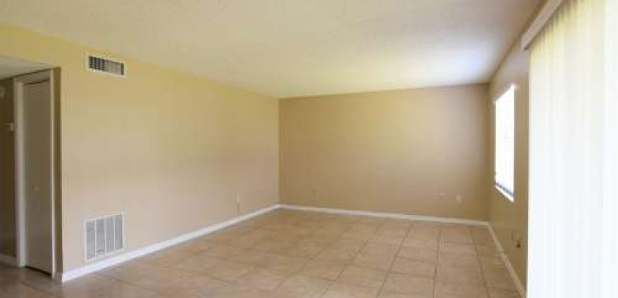 UPDATED KITCHEN!!! 2BR 1BA in Windmill Point. Waterford Lakes/UCF area. ALL TILE FLOORS, Community Pool!