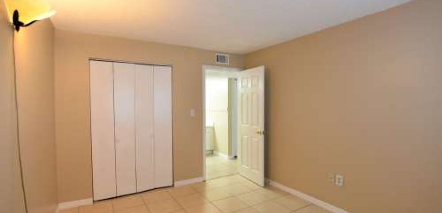 UPDATED KITCHEN!!! 2BR 1BA in Windmill Point. Waterford Lakes/UCF area. ALL TILE FLOORS, Community Pool!