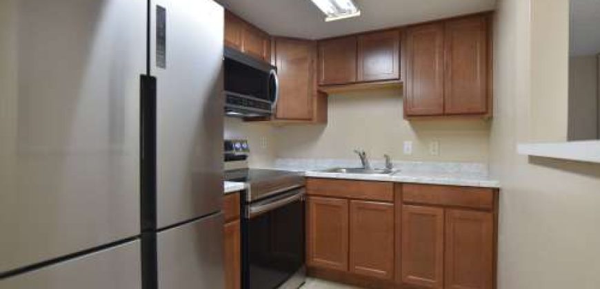 UPDATED KITCHEN!!! 2BR 1BA in Windmill Point. Waterford Lakes/UCF area. ALL TILE FLOORS, Community Pool!