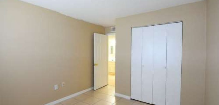 UPDATED KITCHEN!!! 2BR 1BA in Windmill Point. Waterford Lakes/UCF area. ALL TILE FLOORS, Community Pool!